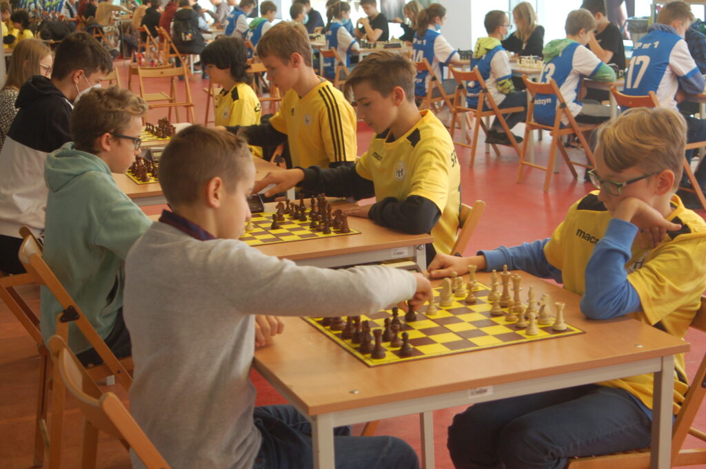 Uczniowie rywalizujący podczas Mistrzostw Powiatu w Szachach